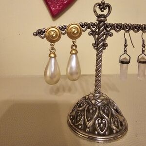 Vintage 80's faux pearl and gold tone drop earrings.